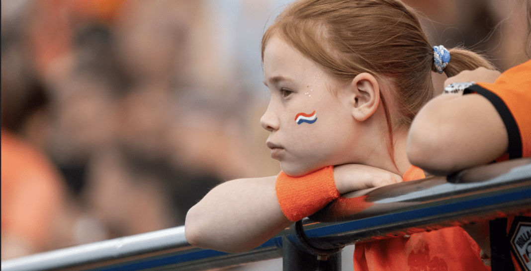 Oranje dames knokken zich naar belangrijke overwinning op België