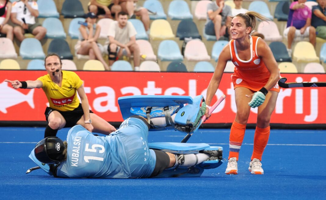 Pien Sanders stopt bij Oranje: international neemt afscheid van Nederlands team Pien Sanders scoorde tot nu toe twee keer tijdens het EK Hockey 2025.