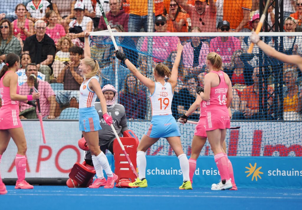 Doelpunt van Luna Fokke tijdens de EK-finale (foto: Roel Ubels)