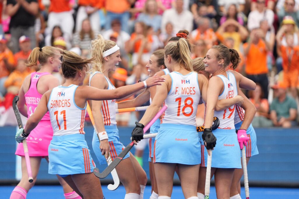 Ook de 2-0 wordt uitbundig gevierd bij Oranje.