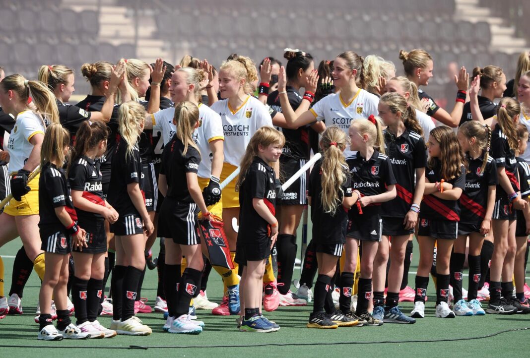 Amsterdam en Den Bosch houden elkaar in evenwicht in eerste duel: 2-2 Amsterdam en Den Bosch houden elkaar in evenwicht in eerste duel: 2-2