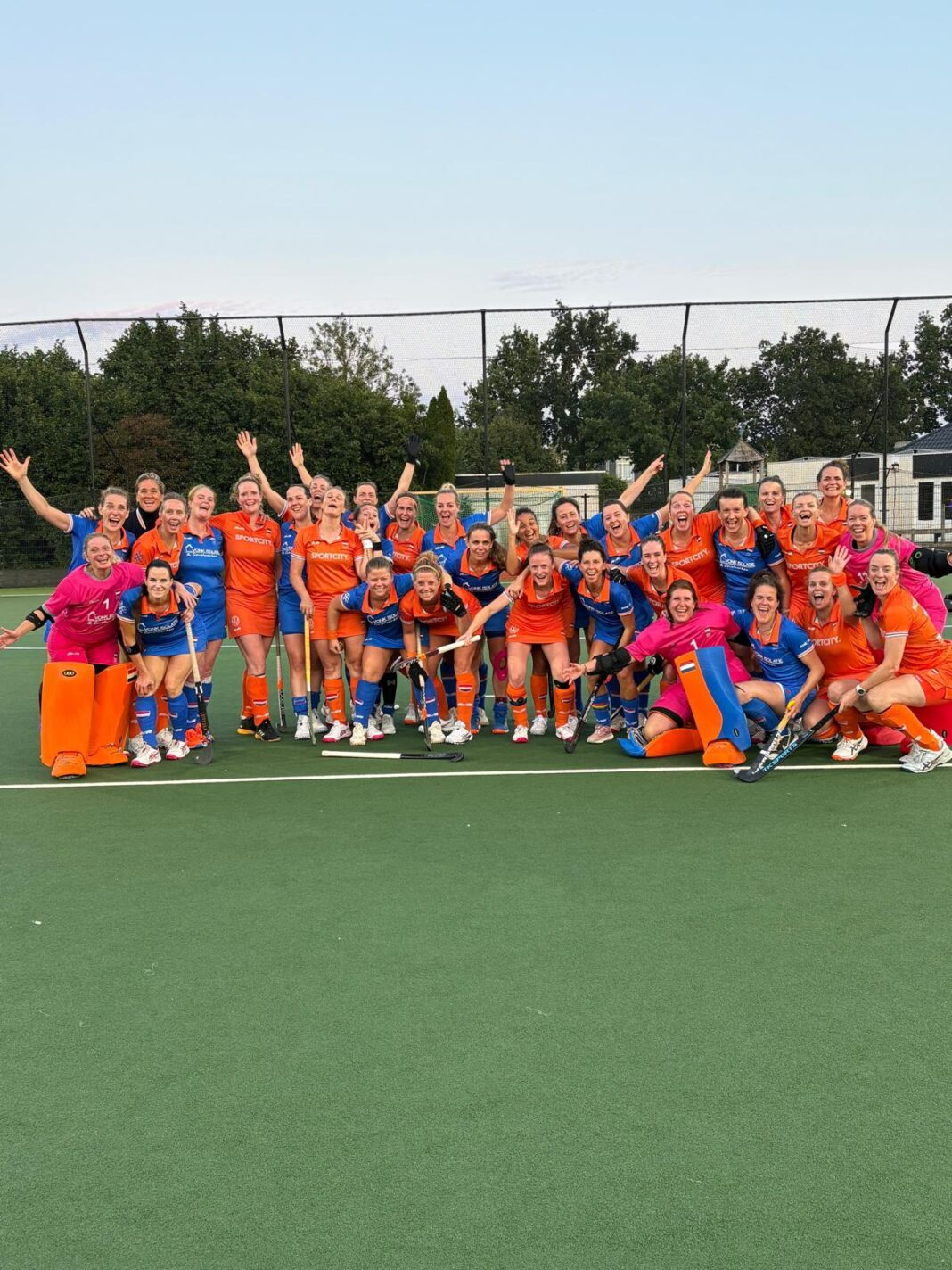 Eén groot oranje-blauw feest: WO35 en WO40 klaar voor het WK Masters Eén groot oranje-blauw feest: WO35 en WO40 klaar voor het WK Masters