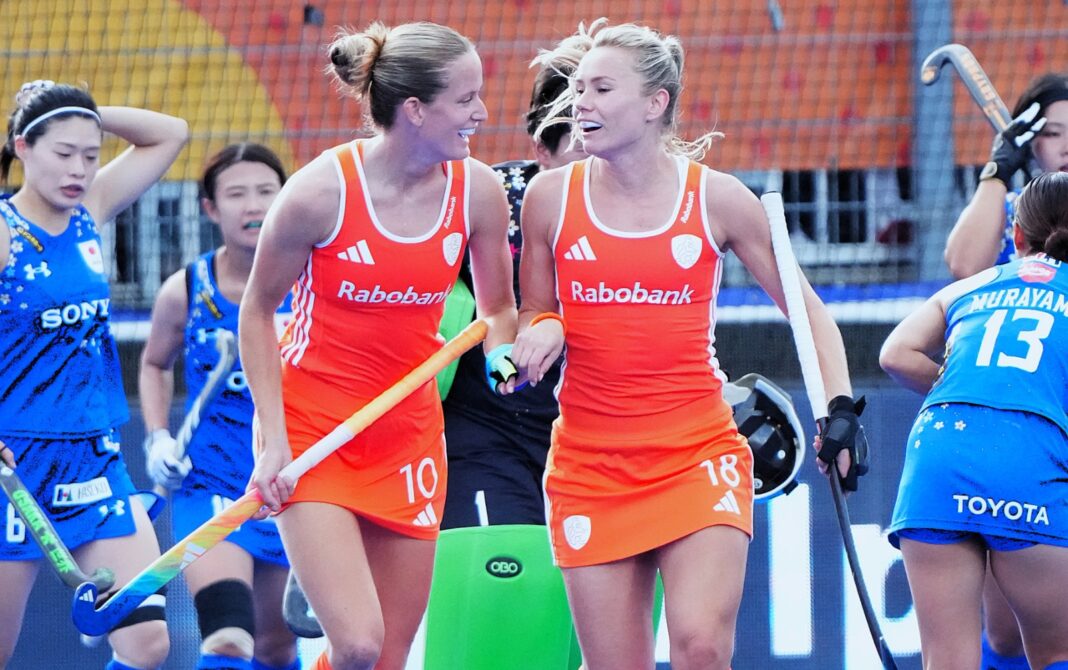 Felice Albers slaat twee keer toe in 9-0-zege en ziet Oranje overtuigend doorgaan op WK Felice Albers (links) scoort twee keer.