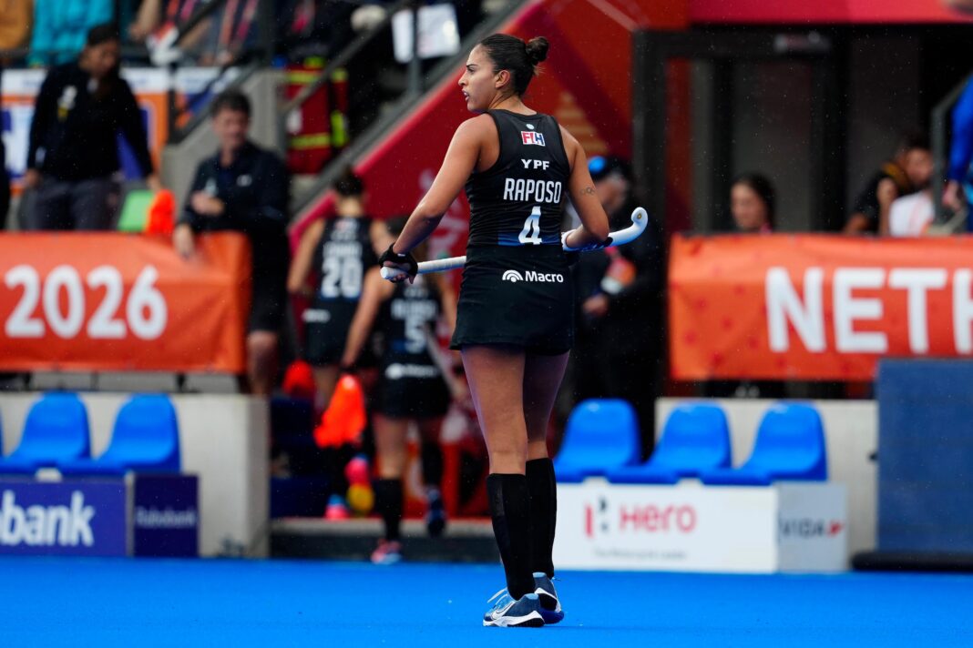 Raposo en Argentinië blijven geloven in oranje heksenketel op WK: ‘We vochten voor elkaar’ Valentina Raposo in actie tijdens de WK.