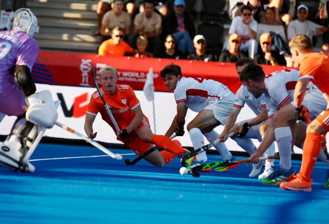 Hoedemakers na bizarre WK-middag: “Wat vandaag in het eerste kwart gebeurde, mag niet in de halve finale” Tjep Hoedemakers in actie tijdens het WK Hockey 2026. Foto: Roel Ubels