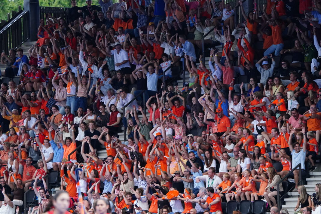 Tienduizend Oranjefans genieten van hockey én feest bij Wagener Stadion Tienduizend Oranjefans genieten van hockey én feest bij Wagener Stadion