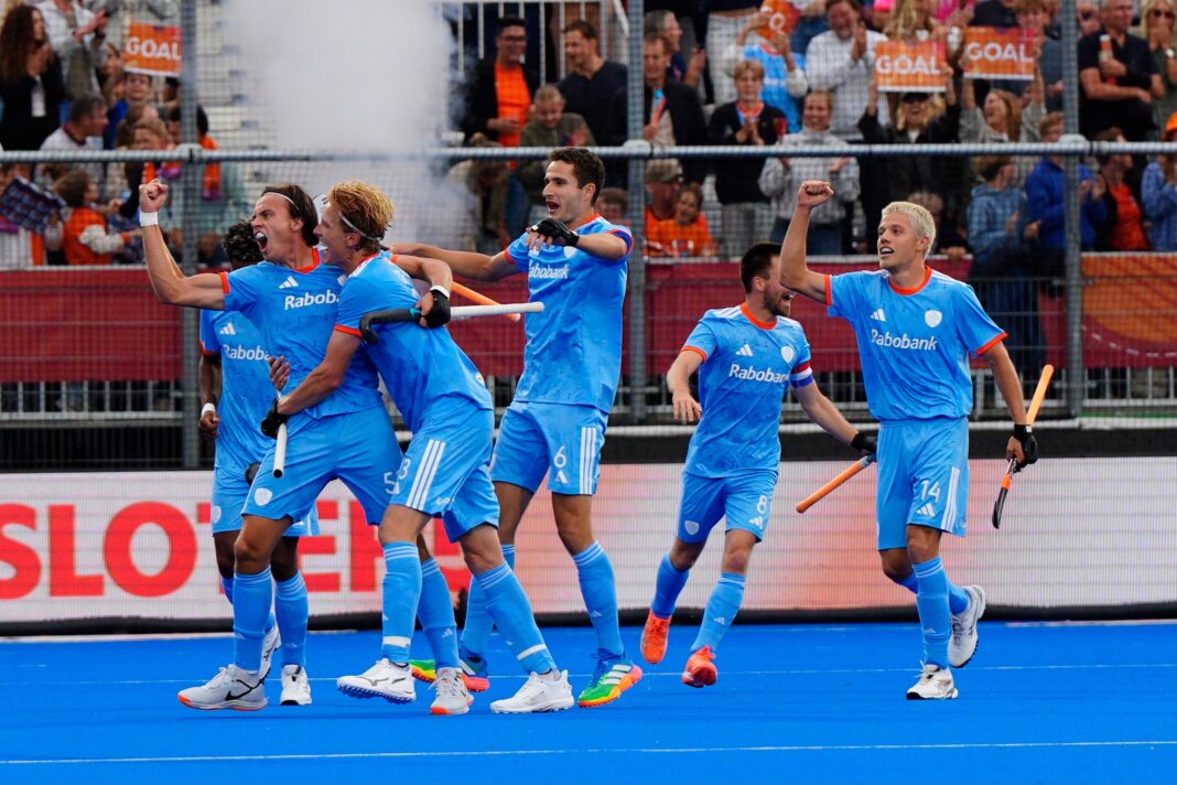 Duco Telgenkamp geniet van strijd met Argentinië: “Hier mogen we even gek doen” Duco Telgenkamp scoort namens Oranje.