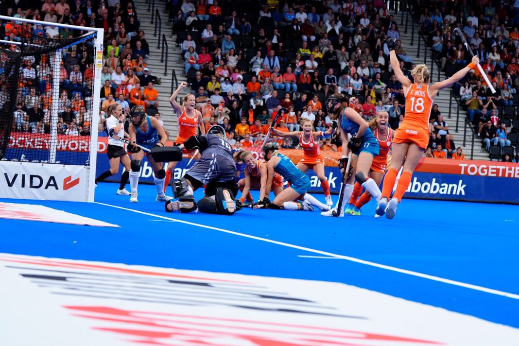 Oranje-dames winnen spektakelstuk met 4-2 van Australië Oranje-dames winnen spektakelstuk met 4-2 van Australië