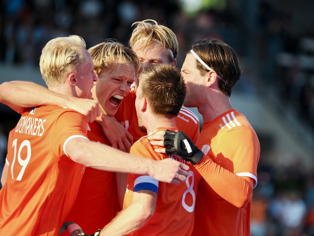 Oranje geeft voorsprong uit handen tegen Engeland: 2-2 in spannend WK-duel, groepswinst wel zeker Oranje geeft voorsprong uit handen tegen Engeland: 2-2 in spannend WK-duel, groepswinst wel zeker