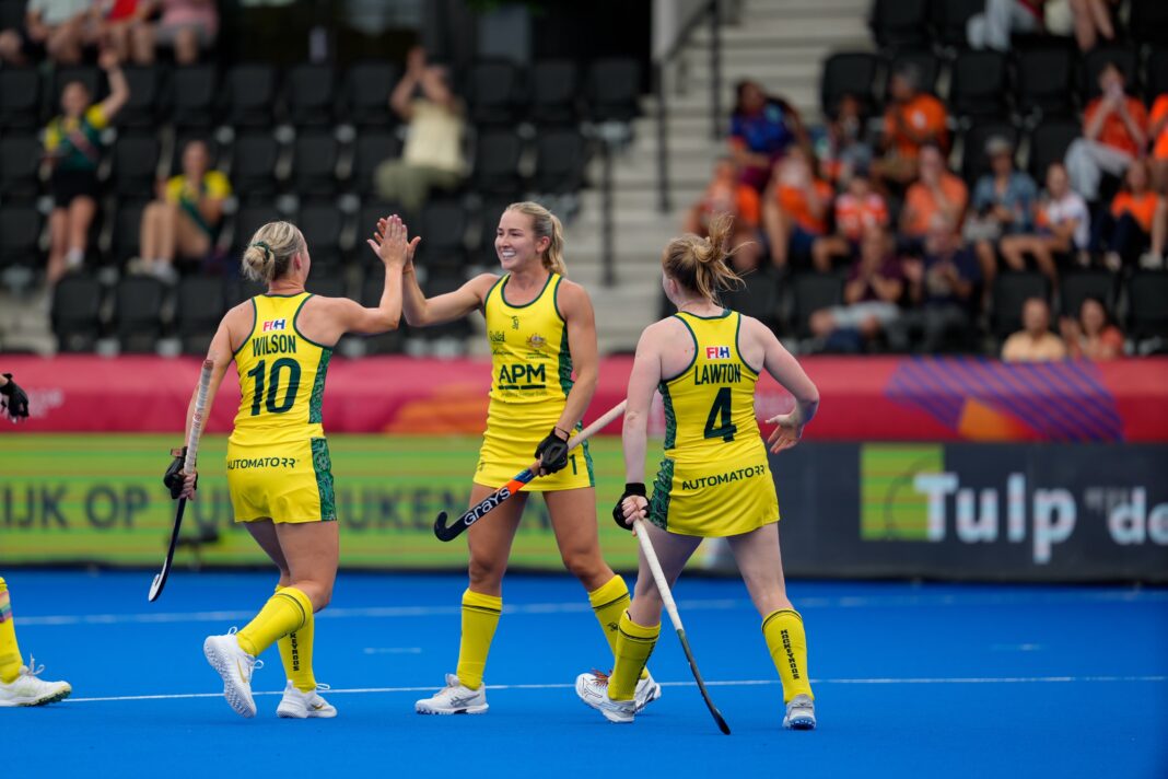 Colwill schiet Australië langs Japan en waarschuwt Oranje: “Alles is mogelijk” Clair Colwill scoort twee keer op het WK Hockey.