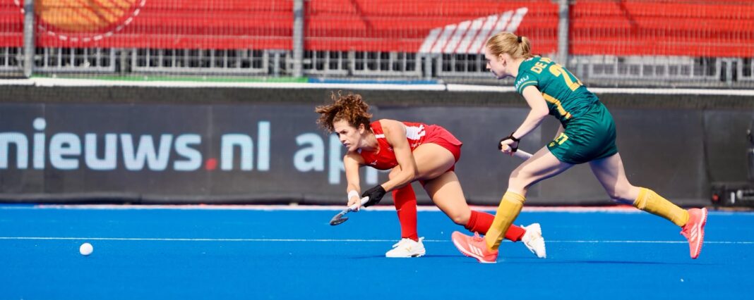 Engelse vrouwen halen uit tegen Zuid-Afrika, Ierland verliest van Australië in Waver Anna Toman in actie op het WK Hockey 2026.
